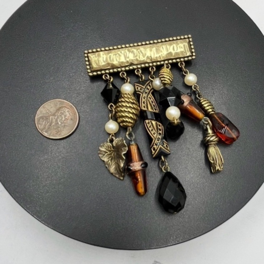 Vintage Style Gold Tone Black Pearl
Dangling Charm Victorian
Filigree Pin Brooch